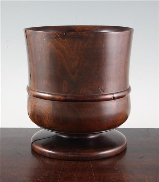 An early 18th century yew wood wassail bowl, 8.5in., cracked
